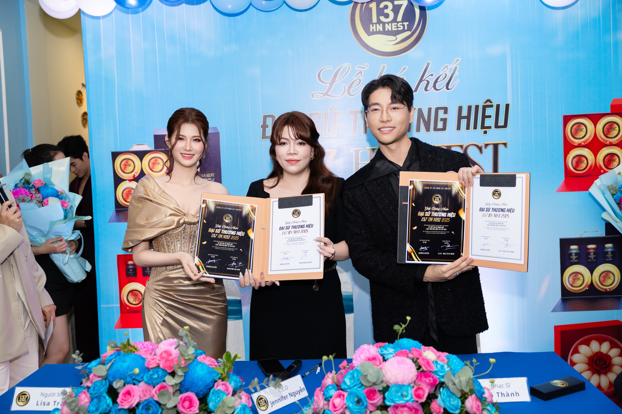 Ký két đại sứ thương hiệu 